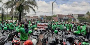 Pengemudi online ditekan, pemerintah membiarkan: persaingan turunkan tarif picu maraknya aksi protes