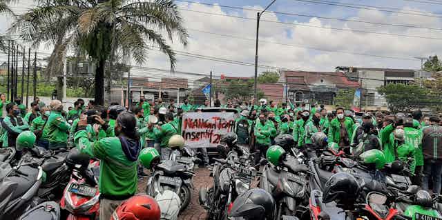 Pengemudi online ditekan, pemerintah membiarkan: persaingan turunkan tarif picu maraknya aksi protes